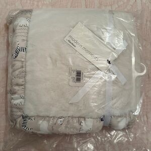 Modern Moments by Gerber Soft White and Gray Baby Blanket